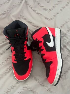 Boys Nike Air Jordan 1 Mid sneakers in Infrared 23, Black & White. Size 7Y